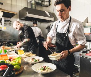 "Dark kitchens" el modelo de negocio que promete revolucionar la industrial del consumo.